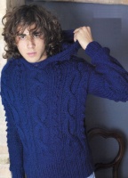Синий свитер с капюшоном